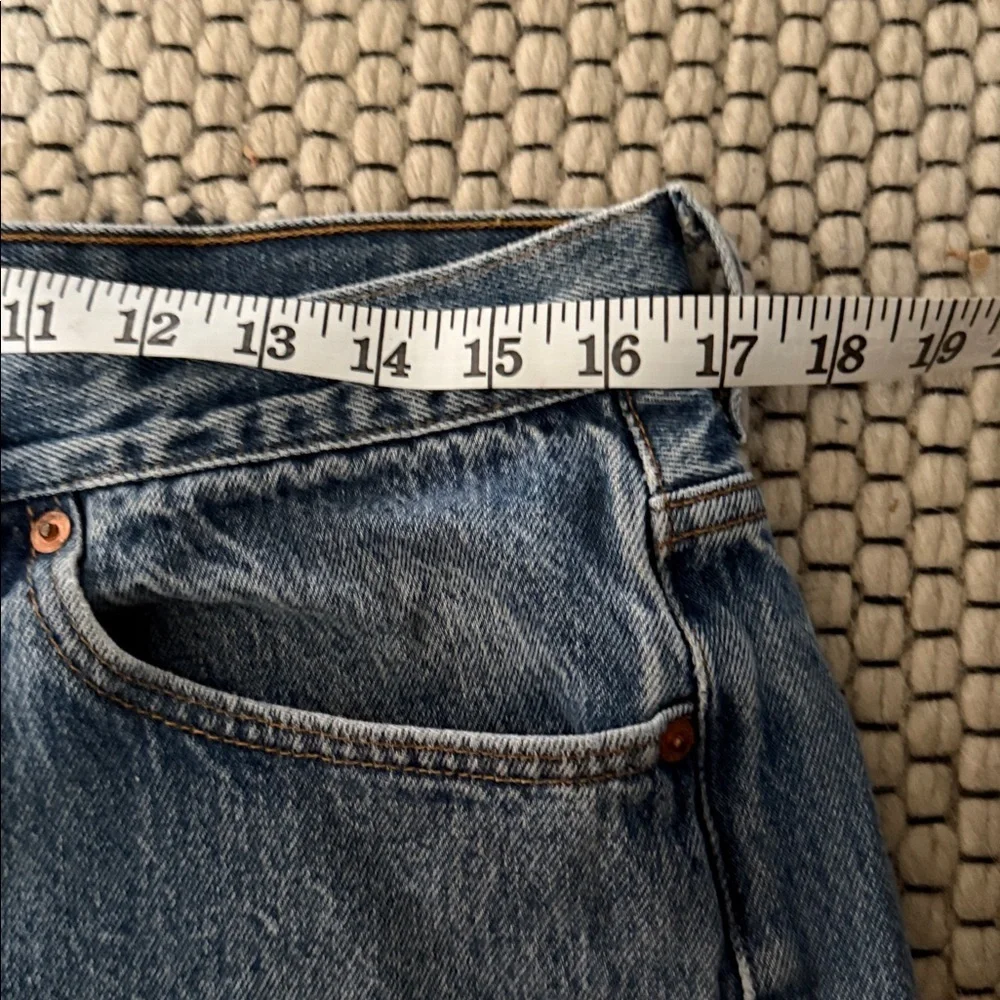 Vintage Levis Zip Front High Rise Raw Hem Relaxed Short. Size 31